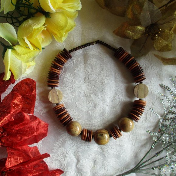 VINTAGE NECKLACE AND EARRINGS BUNDLE - Picture 3 of 15